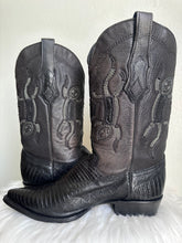 Load image into Gallery viewer, CUADRA BLACK TEJU LIZARD COWBOY BOOTS